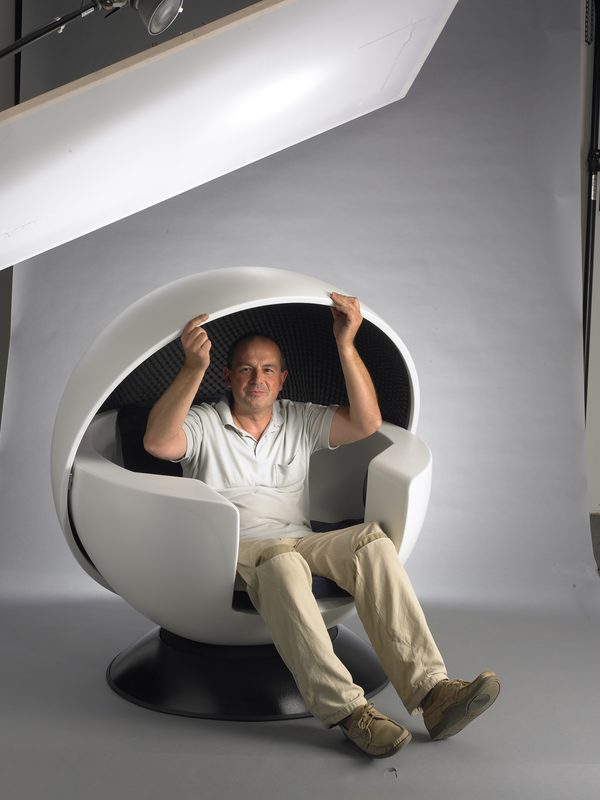 Hugo Soder, fondateur de Medirelax, dans la capsule RelaxOne blanche